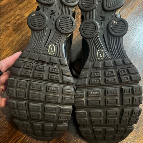 Nike Shox Men's Black Athletic Shoes - Picture 5 of 6